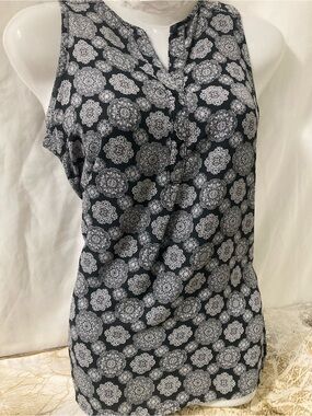 Trendsetter Black White Medallion Print Sleeveless Blouse XS Split Neck Tank Top